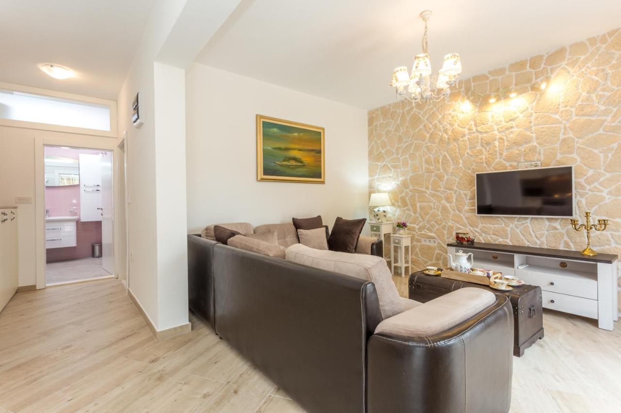 Villa Capitis In The Center- Luxury Apartment With Swimming Pool Hvar Town Dış mekan fotoğraf