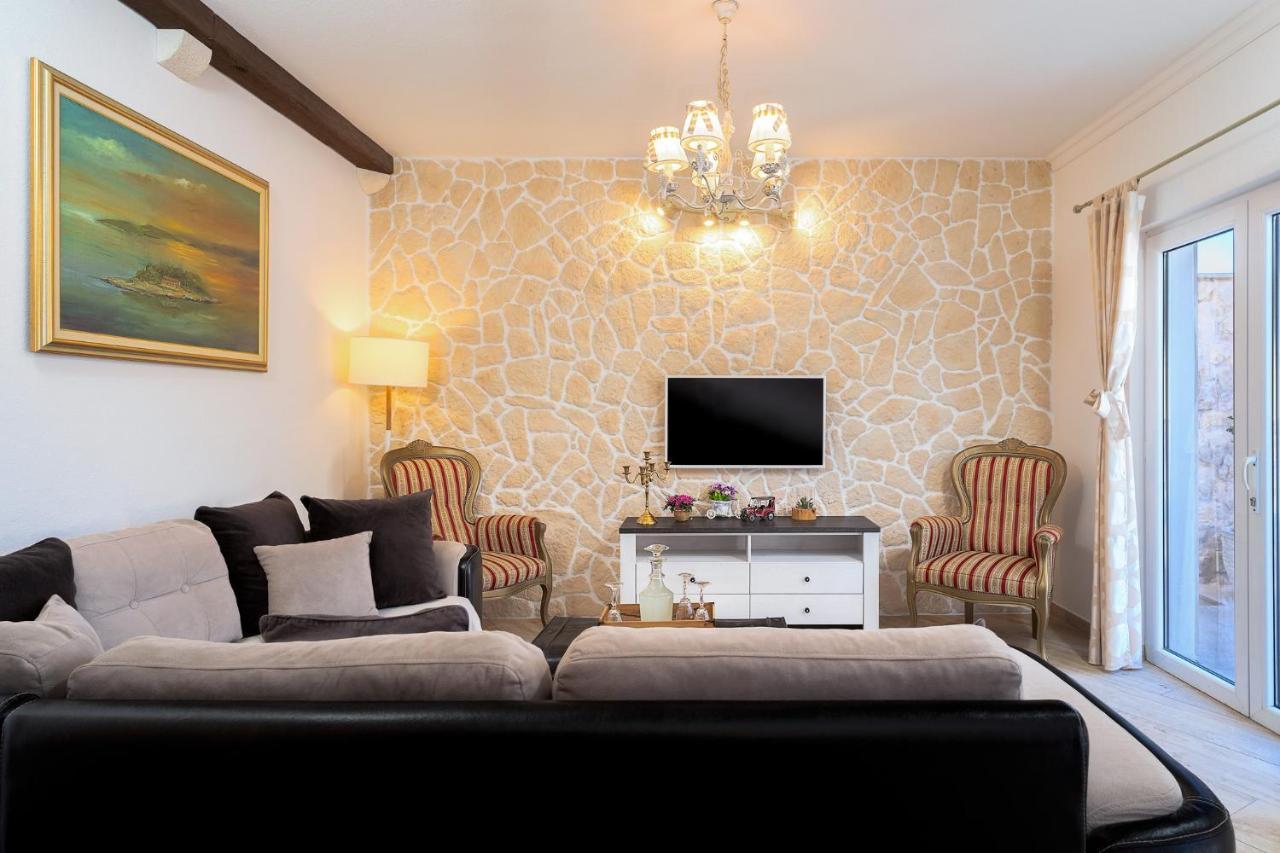 Villa Capitis In The Center- Luxury Apartment With Swimming Pool Hvar Town Dış mekan fotoğraf